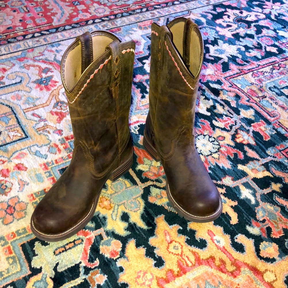 Preowned Ariat Roper Western Boot (size 9) medium width